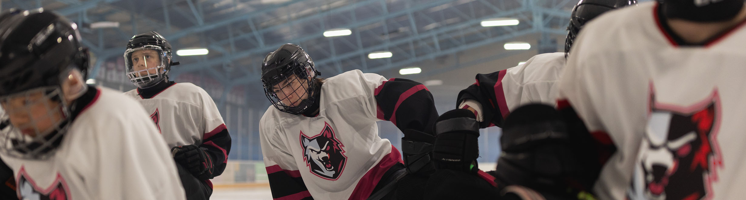Image d’un·e jeune jouant au hockey, tirée de la vidéo Athlètes pour Libère tes émotions de Jeunesse, J’écoute avec Andre De Grasse.