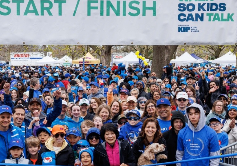 Une image d'un groupe de personnes marchant lors d'événements soutenant la jeunesse tels que la Marche BMO Faites un pas vers les jeunes