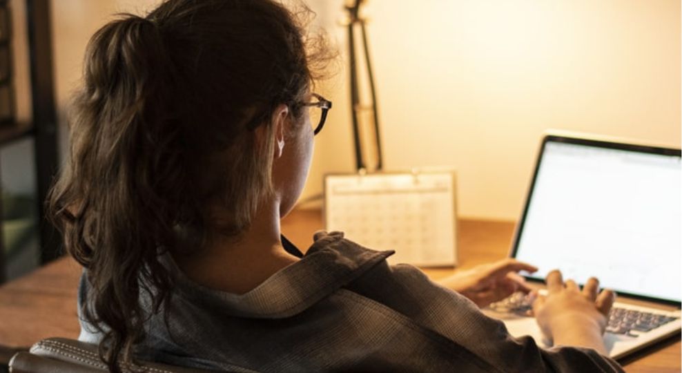 Image d'un jeune sur son ordinateur portable recherchant des ressources pour faire face à des nouvelles bouleversantes