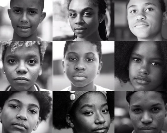 Un collage en noir et blanc d’images mettant en vedette des enfants Noirs