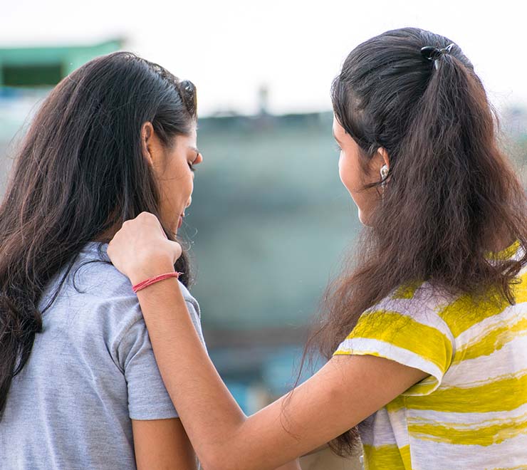 Une fille aide une amie à gérer ses pensées suicidaires