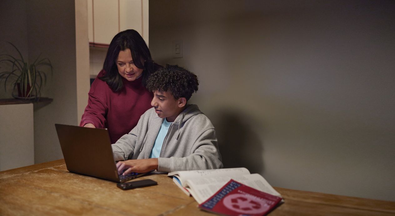 Un·e jeune qui utilise l'IA pour obtenir du soutien en santé mentale avec l'aide d'un·e adulte bienveillant·e