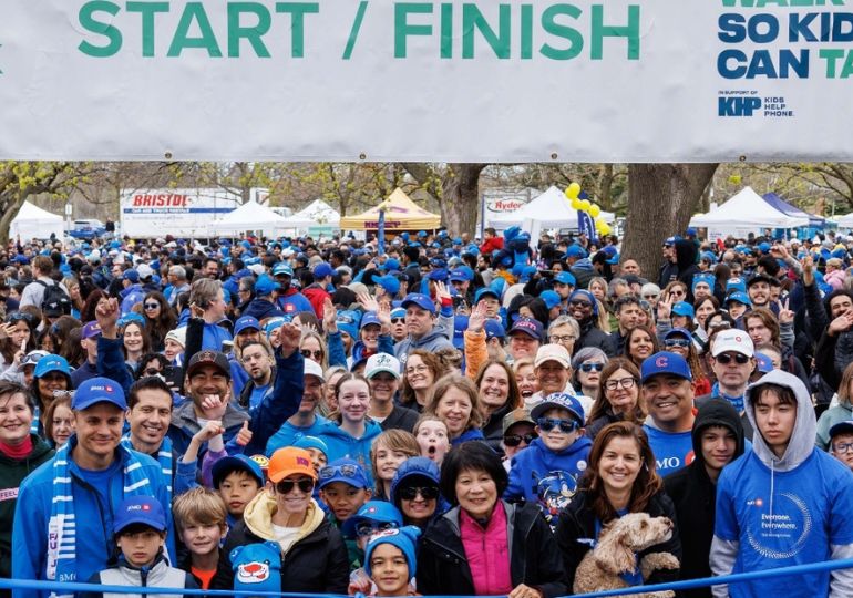 Une image d'un groupe de personnes marchant lors d'événements soutenant la jeunesse tels que la Marche BMO Faites un pas vers les jeunes