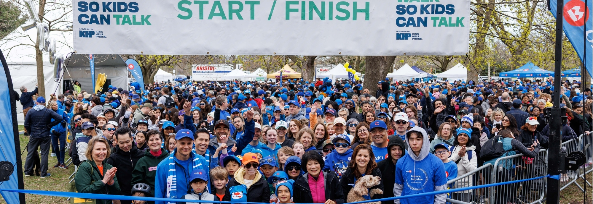 Une image d'un groupe de personnes marchant lors d'événements soutenant la jeunesse tels que la Marche BMO Faites un pas vers les jeunes