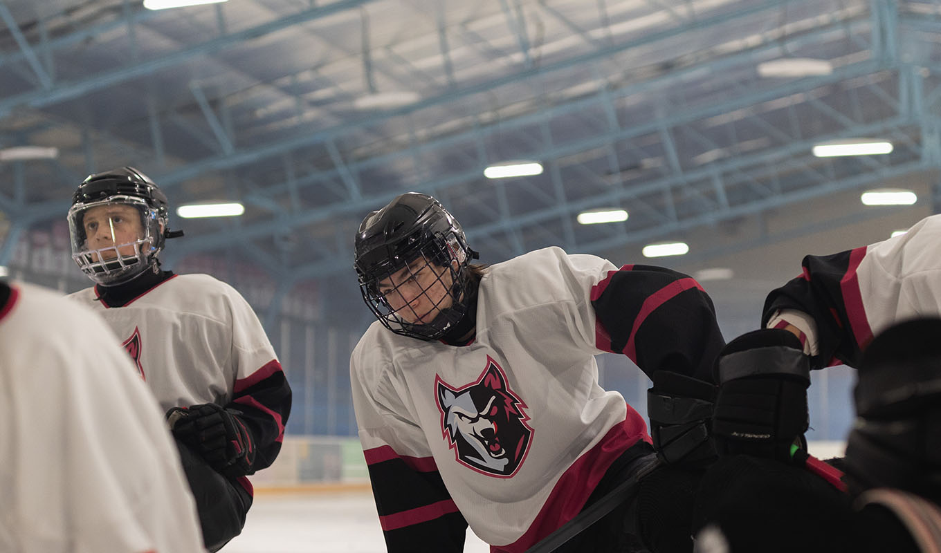 Image d’un·e jeune jouant au hockey, tirée de la vidéo Athlètes pour Libère tes émotions de Jeunesse, J’écoute avec Andre De Grasse.