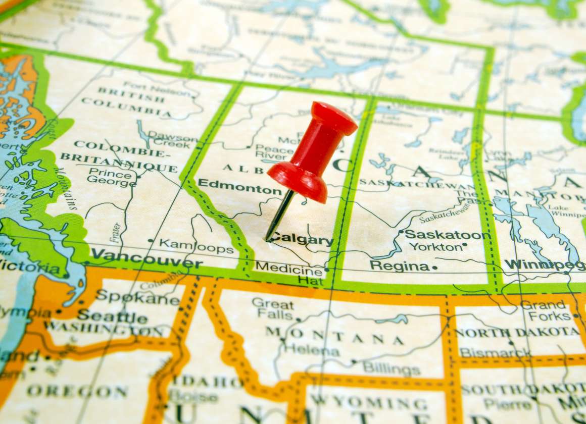 Une image sur une page Web concernant le site Web sur la santé mentale de Jeunesse, J'écoute d’une carte du Canada avec une punaise