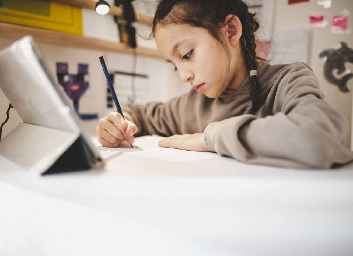 Une image sur une page Web concernant le site Web sur la santé mentale de Jeunesse, J'écoute d’une jeune personne dessinant à un bureau en regardant une tablette
