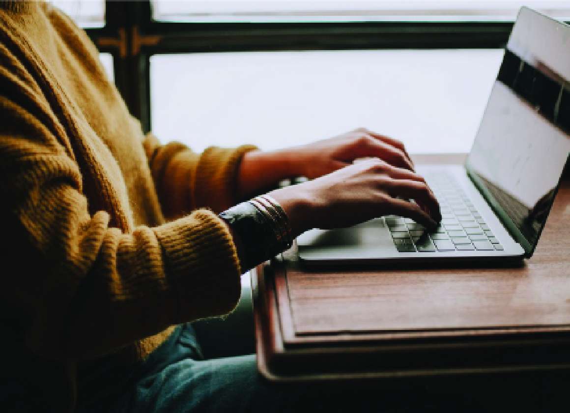 Une image sur une page Web concernant le site Web sur la santé mentale de Jeunesse, J'écoute d’une jeune personne tapant sur le clavier d’un ordinateur portable
