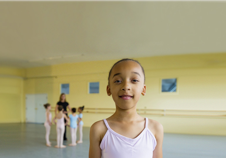 Une jeune personne regardant la caméra pendant un cours de danse.