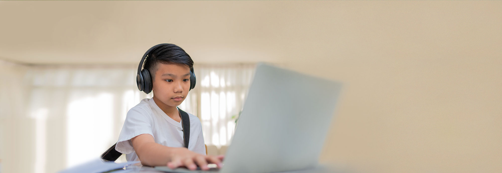 Une jeune personne consulte diverses activités en lien avec la santé mentale pour les jeunes sur un ordinateur portable