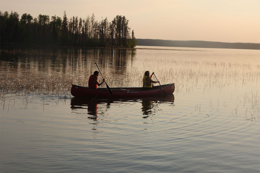 deux personnes faisant du canoë sur un lac
