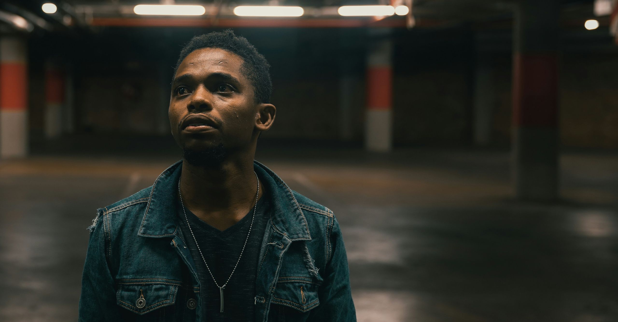 Image d’une jeune personne Noire dans un stationnement sur une page Web de Jeunesse, J’écoute