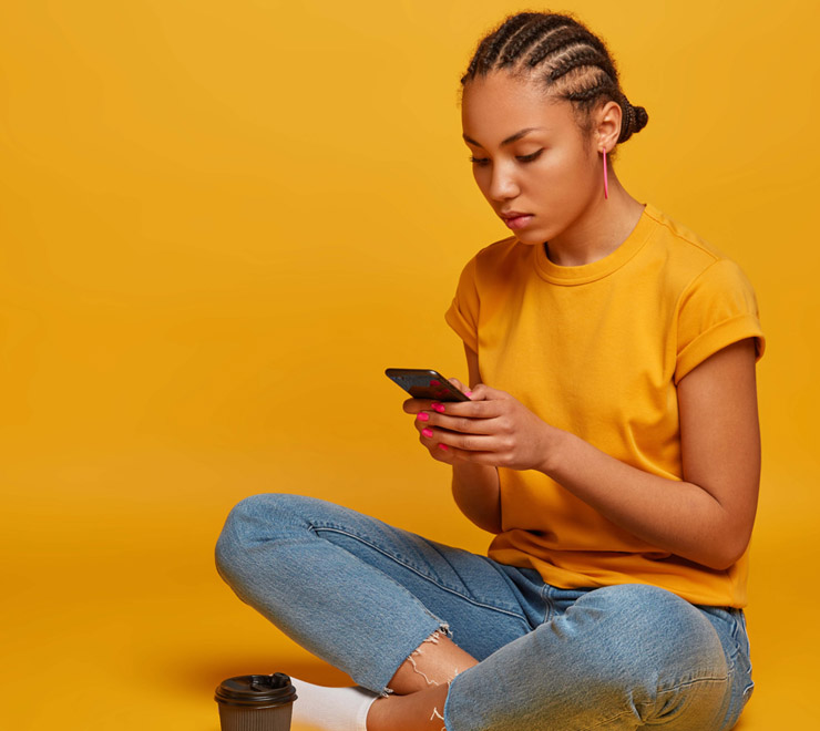 adolescent assis en envoyant des SMS