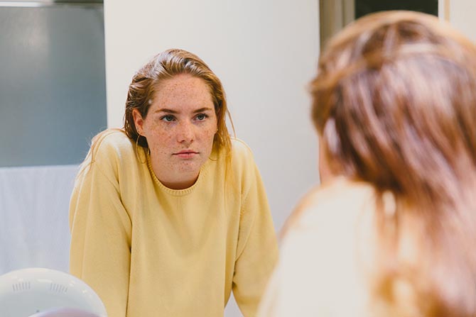 Jeune qui regarde dans un miroir.